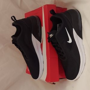 Nike Air Max Motion 2 Size 11